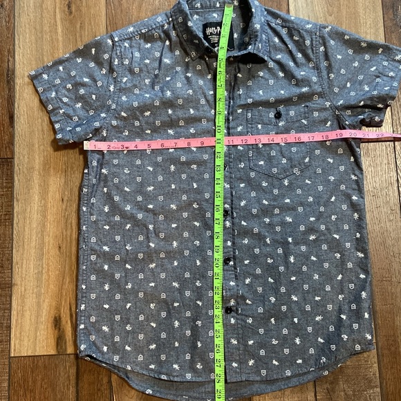 Warner Bros Hogwarts Short Sleeve Button Down Shirt Size Medium - Picture 8 of 8